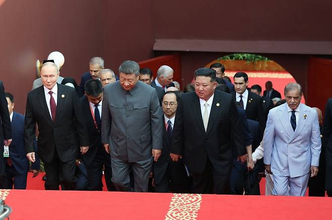 북한 노동당 기관지 노동신문은 3일 김정은 당 총비서가 중국인민항일전쟁 및 세계반파쇼전쟁승리(전승절) 80돌(주년) 기념행사에 참석한 사실을 4일 보도했다.   (평양 노동신문=뉴스1)