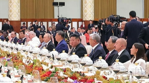 북한 노동당 기관지 노동신문은 3일 김정은 당 총비서가 중국인민항일전쟁 및 세계반파쇼전쟁승리(전승절) 80돌(주년) 기념 연회에 참석한 사실을 4일 보도했다.  (평양 노동신문=뉴스1)