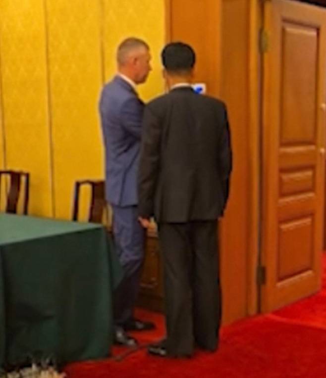 김정은 북한 국무위원장과 블라디미르 푸틴 러시아 대통령이 양자회담을 가진 지난 3일, 북러 관계자들이 회담장의 실내 온도 설정을 두고 실랑이를 벌이는 모습 (텔레그램 캡처)