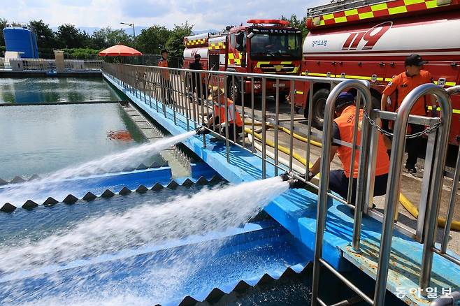 소방차들이 다른 곳에서 길어온 물을 강원 강릉시 홍제정수장에 공급하고 있다. 동아일보DB