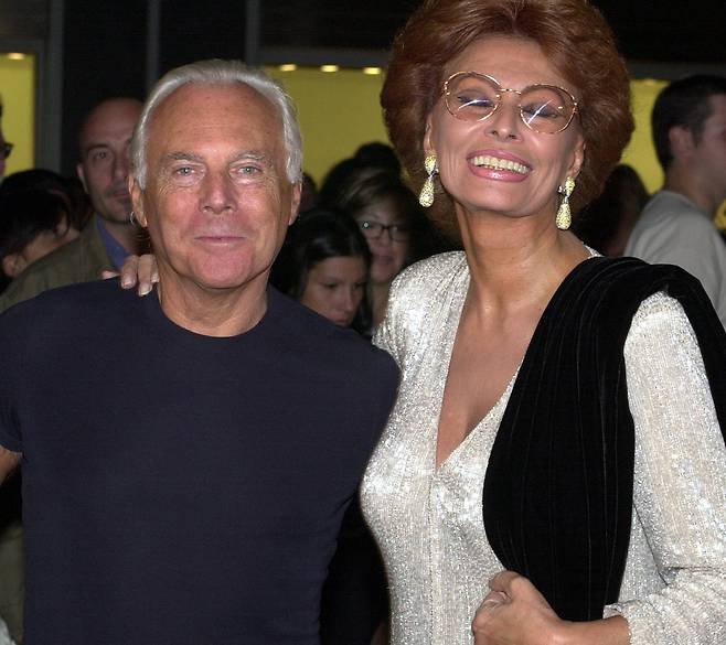 4일(현지 시간) 타계한 이탈리아의 세계적 디자이너 조르지오 아르마니가 2000년 이탈리의 한 행사장에서 손님으로 참석한 여배우 소피아 로렌과 포즈를 취하고 있다. 소피아 로렌은 아르마니의 의상을 자주 입어 ‘아르마니의 뮤즈’로 알려져 있다. 동아일보DB