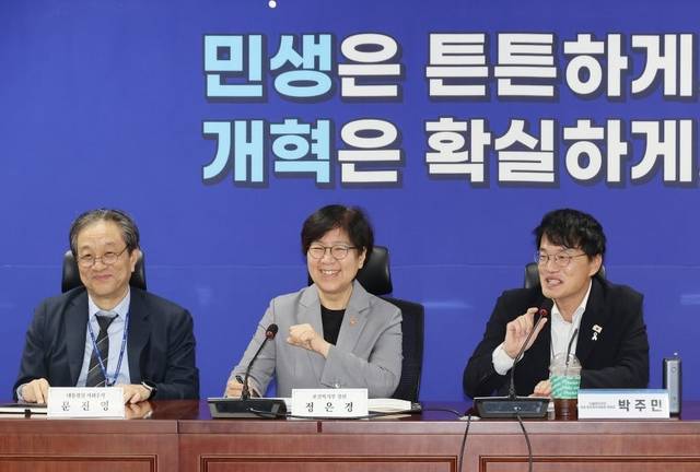 국회 보건복지위원장을 맡고 있는 박주민(맨 오른쪽) 더불어민주당 의원이 4일 서울 여의도 국회 의원회관에서 열린 당정대 협의에서 발언하고 있다. 정은경(가운데) 보건복지부 장관과 문진영 대통령실 시민사회수석. [연합뉴스]