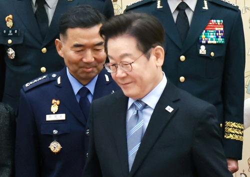 이재명 대통령이 2일 서울 용산 대통령실 청사에서 열린 대장 진급·보직 신고 및 삼정검 수치 수여식에서 기념촬영을 마친 뒤 합동참모의장 후보자인 진영승 공군 전략사령관 등과 환담장으로 향하고 있다. [연합뉴스]