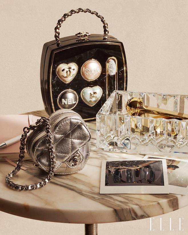 미니멀한 감성과 여성스러움이 어우러진 샤넬 프리 컬렉션 속의 다양한 백.