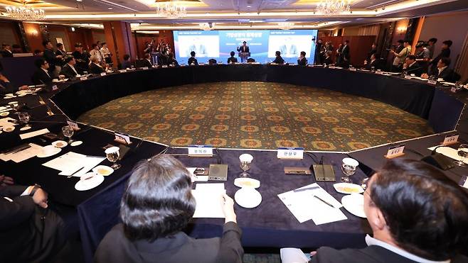 4일 오전 서울 중구 소공동 롯데호텔에서 열린 대한상의 기업성장포럼 출범식 참석자들이 최태원 SK그룹 회장 겸 대한상공회의소 회장 기조연설을 듣고 있다. 뉴스 1