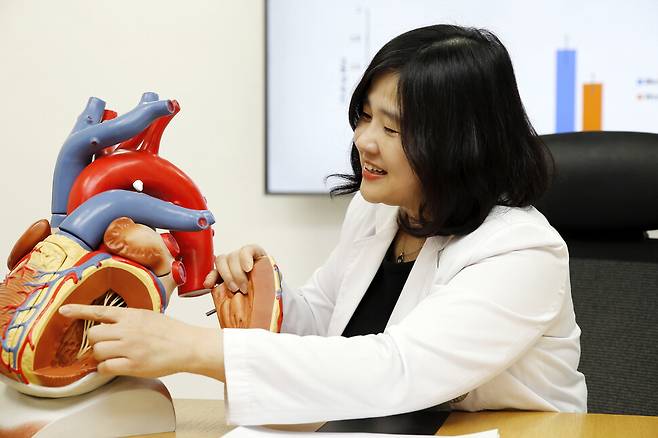 서울 성북구 고려대 안암병원에서 건강한겨레 취재진과 인터뷰하는 박성미 교수. 심장 모형을 손으로 짚어가며 여성에게만 나타나는 심장의 구조적, 기능적 변화를 설명하고 있다. 고려대 안암병원 제공