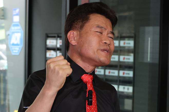 국민의힘 전당대회 방해 논란의 당사자인 전한길씨가 당 윤리위원회의 징계 절차가 시작된 8월11일 서울 여의도 당사에서 김근식 최고위원 후보에 대한 징계 요구서를 전달하기에 앞서 입장을 밝히고 있다. 연합뉴스