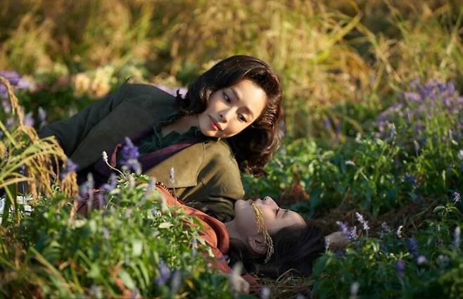 ‘애마’ 4회. 곽감독과 정희란이 수정한 여성주의적 시나리오로 영화를 촬영 중이다. 에리카는 애마에게 동성애적 욕망을 드러내다가, 여성주의적 조언을 한다. 넷플릭스 제공