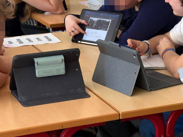 독일 브란덴부르크주의 마리퀴리 김나지움에서 10학년 대상 정치 수업이 토론형으로 진행되는 모습. 조별로 모여 앉은 학생들이 각자 배정받은 사진을 태블릿으로 보며 분석하고 있다. 브란덴부르크=최은서 기자