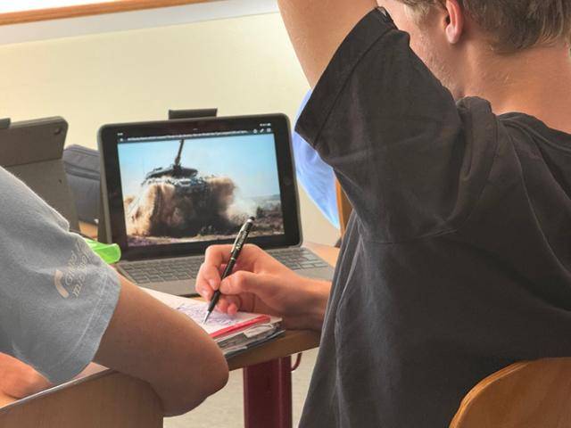 독일 브란덴부르크주 마리퀴리 김나지움의 10학년 대상 토론형 정치 수업에서 한 학생이 발언을 하기 위해 손을 들고 있다. 브란덴부르크=최은서 기자