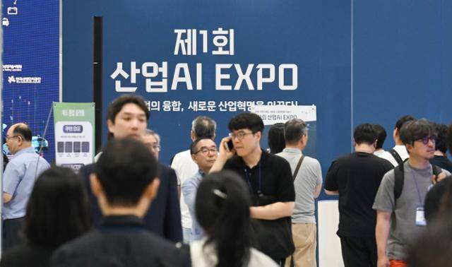 제1회 산업AI 엑스포가 개막한 3일 서울 강서구 코엑스 마곡에서 관람객들이 전시를 둘러보고 있다. 최주연 기자