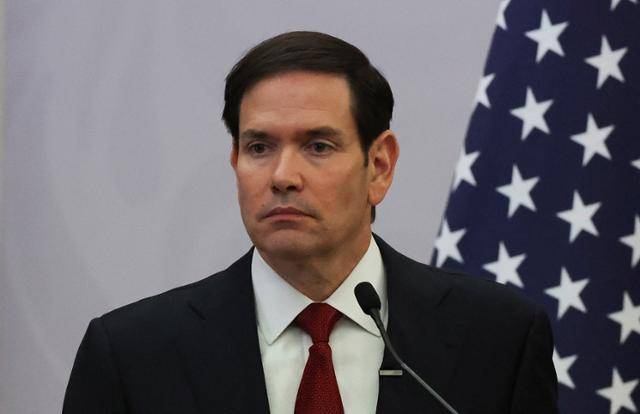 멕시코 방문 중인 마코 루비오 미국 국무장관이 3일 멕시코시티 외무부 건물에서 기자회견 중 질문을 듣고 있다. 멕시코시티=로이터 연합뉴스