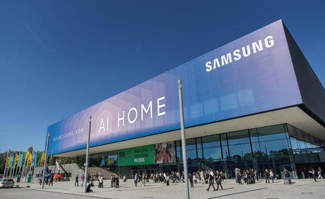 유럽 최대 가전 박람회 'IFA 2025'에 참가한 삼성전자가 독일 베를린 행사장에 설치한 전시관 '시티큐브 베를린(City Cube Berlin)'에 '삼성 AI 홈'을 강조하는 옥외 광고가 선명하다. 삼성전자 제공