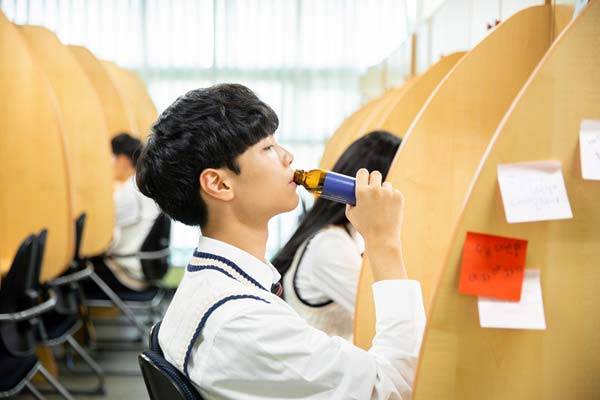 영국 정부가 청소년 건강을 지키기 위해 16세 미만을 대상으로 고카페인 에너지 음료 판매를 금지하는 법안을 추진한다./사진=게티이미지뱅크