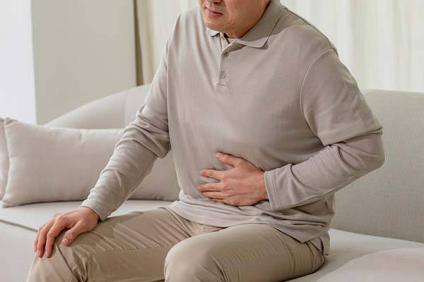 자주 배가 아프거나 팽만감이 나타난다면 장 건강을 점검할 필요가 있다./사진=클립아트코리아