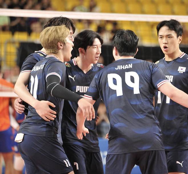 <yonhap photo-3066="">2025 아시아배구연맹(AVC) 네이션스컵 출격을 앞둔 한국 남자 배구 대표팀이 네덜란드와 두 번째 평가전에서 짜릿한 역전 드라마를 연출했다. 이사나예 라미레스 감독이 이끄는 남자대표팀은 7일 천안 유관순체육관에서 열린 네덜란드와 2차 평가전에서 23점을 뽑은 임동혁(국군체육부대)과 허수봉(현대캐피탈), 김지한(우리카드·이상 15점)의 활약으로 세트 점수 3-1(17-25 25-21 25-21 25-23) 승리를 낚았다. 사진은 이날 경기에서 득점 후 기뻐하는 한국 남자배구 대표팀 선수들. 2025.6.7 [대한배구협회 제공. 재판매 및 DB 금지] photo@yna.co.kr/2025-06-07 17:58:09/ <저작권자 ⓒ 1980-2025 ㈜연합뉴스. 무단 전재 재배포 금지, AI 학습 및 활용 금지></yonhap>