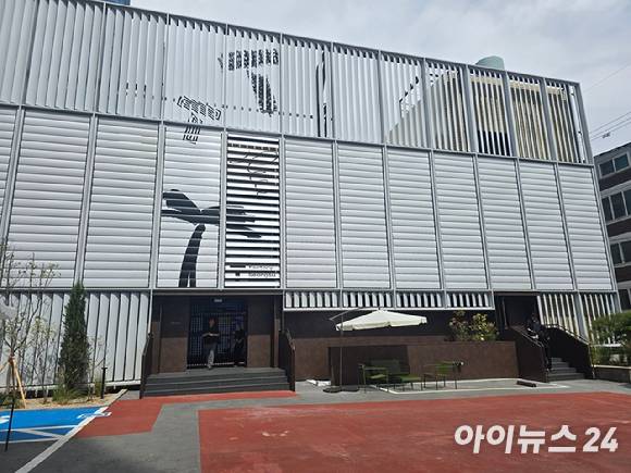 오는 5일 공식 개장을 앞둔 SK텔레콤 정보통신기술(ICT) 복합문화공간 'T팩토리 성수' 건물 외관. [사진=안세준 기자]