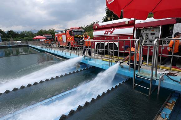 가뭄으로 고통받고 있는 강릉지역에서 소방차들이 운반해 온 물을 쏟아붓고 있다.[사진=연합뉴스]