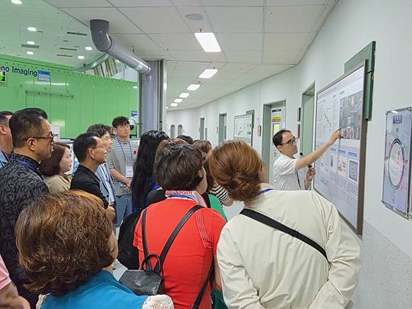 4일 포항가속기연구소에서 열린 충북 기업 방사광가속기 탐방 행사 모습. [사진=충북도]