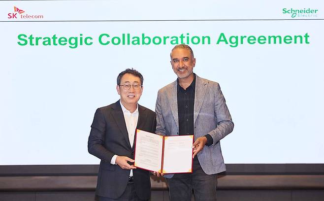 서울 SK T타워에서 진행된 계약 체결 및 협력 확대 MOU 서명식 모습. 유영상 SKT CEO(좌), 판카즈 샤르마 슈나이더 일렉트릭 시큐어 파워 및 서비스 총괄 사장(우) / 출처=SKT
