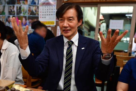 9월 2일 오후 경북 포항 죽도시장을 방문한 조국 전 의원. [뉴스1]