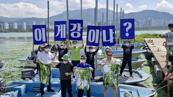 환경단체들이 3일 경남 김해시 대동선착장에서 '2025년 낙동강 국민 체감 녹조 현장 조사'에 들어간다고 밝히며 녹조 문제를 지적하고 있다. 낙동강네트워크 제공