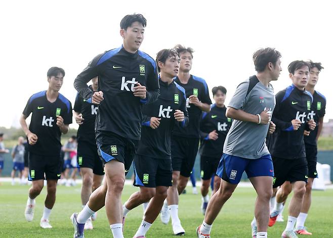 2일 미국 뉴욕주 아이칸 스타디움에서 열린 한국 축구 대표팀 훈련에서 손흥민을 비롯한 선수들이 달리고 있다. [연합뉴스]