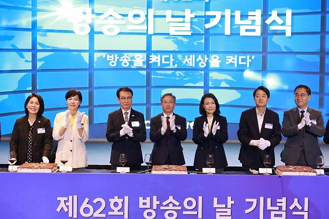 한국방송협회는 4일 오후 서울 여의도 페어몬트 엠버서더 호텔에서 제62회 방송의 날 기념식을 개최했다. 왼쪽부터 최민희 국회 과학기술정보방송통신위원장, 전현희 더불어민주당 최고위원, 이규연 대통령실 홍보소통수석, 방문신 한국방송협회장(SBS 사장), 이진숙 방송통신위원장, 이준석 개혁신당 대표. 최형두 국민의힘 의원. /한국방송협회 제공