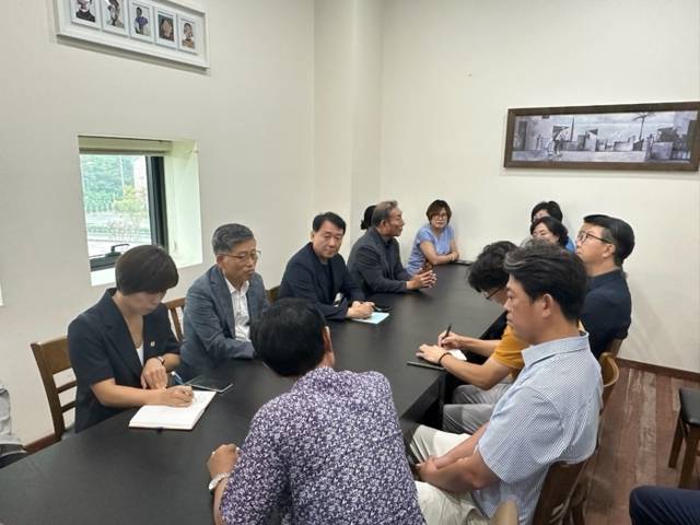 ▲ 이광재 전 도지사는 4일 강릉의 한 카페에서 더불어민주당 소속 선출직 인사들과 당원 등과 함께 가뭄대책회의를 개최했다.