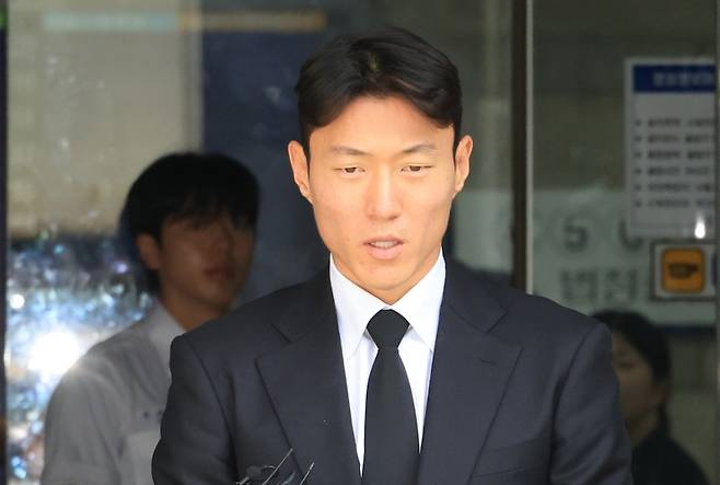 ▲ 축구선수 황의조 씨가 4일 서울 서초구 서울중앙지법에서 열린 성폭력범죄의 처벌 등에 관한 특례법 위반 혐의 2심 선고재판에서 징역형 집행유예 선고를 받고 법원을 나서며 기자의 질문에 답하고 있다 [연합뉴스]&nbsp;