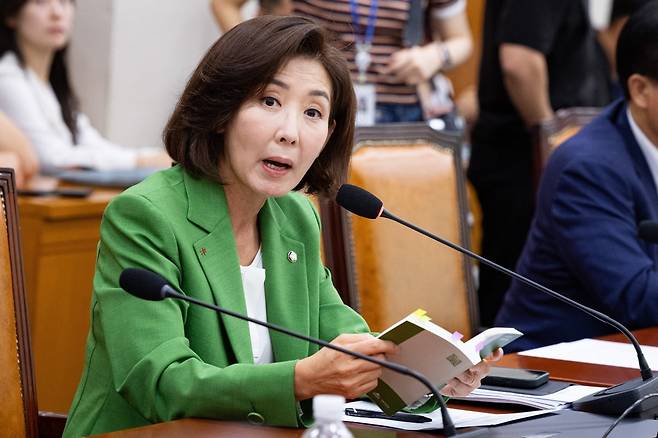 나경원 국민의힘 의원이 2일 서울 여의도 국회에서 열린 제429회 국회(정기회) 법제사법위원회 제1차 전체회의에서 국회법을 보며 발언하고 있다.  / 사진=뉴스1