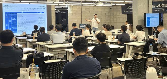 지난 9월3일 열린 '농식품 크라우드 펀딩 설명회'에서 김영호 이크릭스벤처파트너스 대표가 벤처캐피털 투자 유치를 위한 방법에 대해 강의하고 있다.