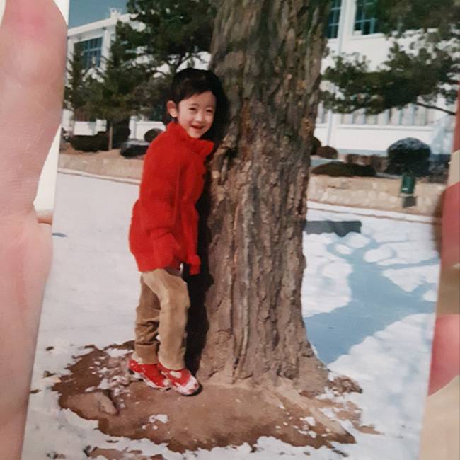 5세 쯤 박지니 작가의 모습 박 작가는 자신을 소심하고, 예민하고, 잘 아프고 잘 울던 첫째딸로 기억한다. 박지니 작가 제공
