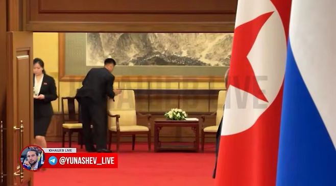 3일 김정은 북한 국무위원장이 앉았던 의자를 한 수행원이 닦고 있다. 유나세프 텔레그램 갈무리