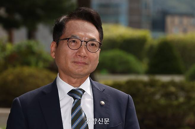 윤석열 전 대통령의 ‘평양 무인기 침투’ 의혹 관련 고발을 진행한 박선원 더불어민주당 의원이 참고인 조사를 받기 위해 4일 서울 서초구 내란특검에 출석하며 취재진 질문에 답하고 있다. 성동훈 기자