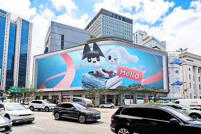 신세계면세점이 서울 중구 명동점 외벽 초대형 전광판에 선보이는 미디어 파사드. 신세계면세점 제공