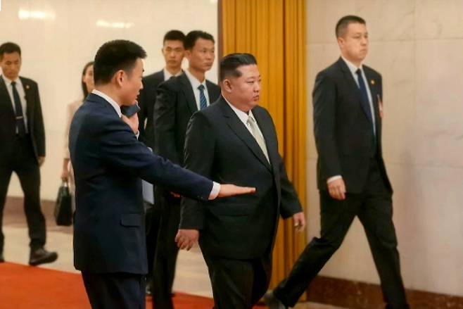 회담장 들어가는 김정은 위원장 김정은 북한 국무위원장이 4일 중국 베이징 인민대회당에서 시진핑 국가주석과 정상회담을 하기 위해 회의장으로 이동하고 있다.  중국중앙(CC)TV 캡처