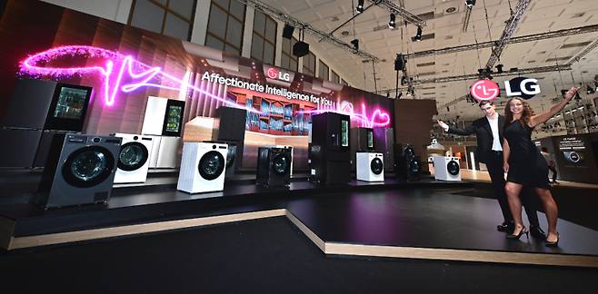오는 5일부터 9일(현지시간) ‘IFA 2025’에 마련된 LG전자의 전시관에는 'LG AI홈'을 형상화한 'LG AI 가전의 오케스트라' 무대가 연출되어 있다. LG전자 제공
