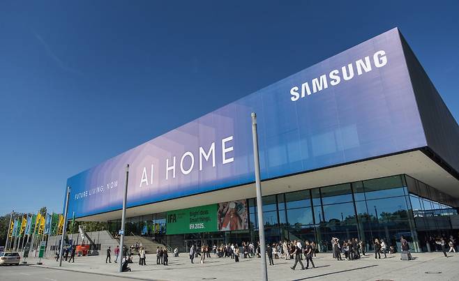 삼성전자가 오는 5~9일 독일 베를린 메세 베를린에서 열리는 유럽 최대 IT·가전 전시회 ‘IFA 2025’ 개막에 앞서 삼성전자 전시관이 마련된 시티큐브 베를린 건물 외관에 삼성 AI 홈을 강조하는 옥외 광고를 진행하고 있다. /삼성전자