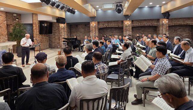 서울장로성가단 단원들이 3일 오전 서울 종로구 한국교회100주년기념관에서 오는 11월 열리는 제19회 정기연주회를 위해 합창 연습을 하고 있다.