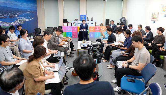 2일 오전 제주도청 소통회의실에서 오영훈 제주도지사가 출입기자들과 차담회를 갖고 있다. 제주도 제공