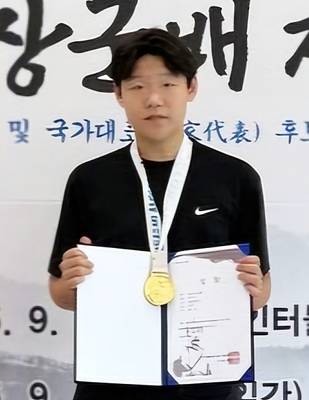 ‘제5회 홍범도장군배 전국사격대회’ 남자 중등부 25m 권총 개인전서 우승을 거둔 의왕 부곡중 허시우. 본인 제공