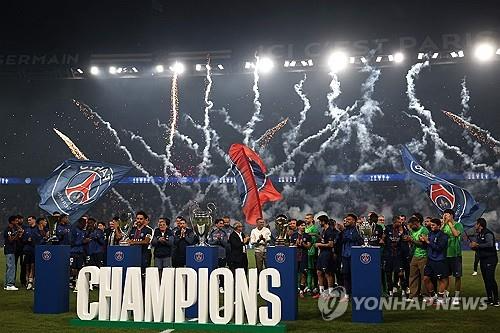 2024-2025시즌 UCL 챔피언 파리 생제르맹 선수들의 세리머니 모습. 사진[AFP=연합뉴스]