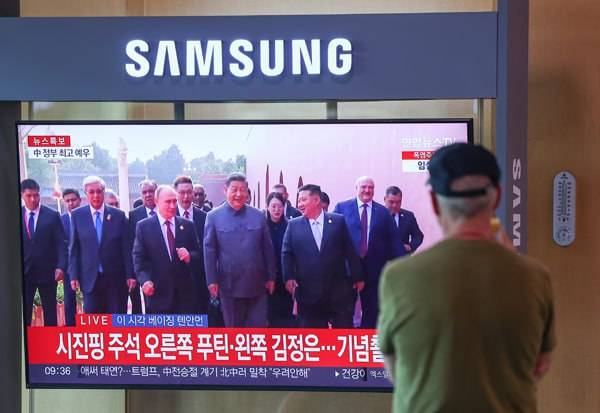 ▲ 3일 중국 베이징에서 열린 전승절 80주년 기념 대규모 열병식에서 시진핑 중국 주석, 김정은 북한 국무위원장, 푸틴 러시아 대통령이 함께 이동하는 장면이 서울역 대합실에 설치된 TV에 나오고 있다. ⓒ연합뉴스