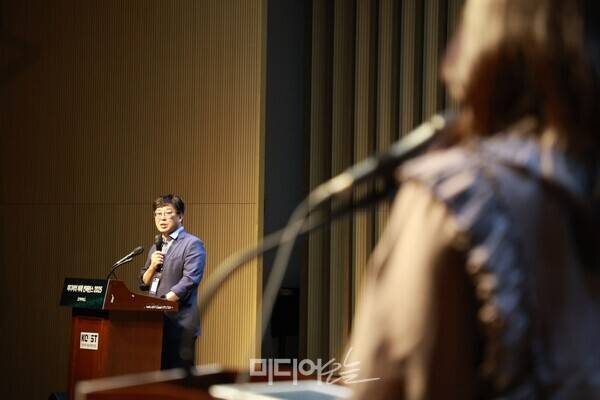 ▲ 조영신 bLanC 대표가 4일 미디어오늘이 주최하는 미디어의 미래 콘퍼런스에서 발표하는 모습. 사진=김용욱 기자