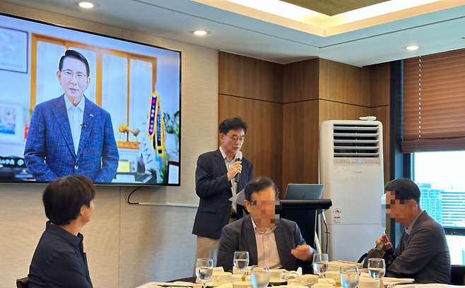 영상으로 인사를 전하는 이완섭 서산시장 / 사진=권효정 여행+ 기자