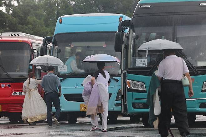 정부가 오는 9월 29일부터 내년 6월 30일까지 중국 단체관광객 대상 무비자 입국을 허용하기로 결정한 가운데 중국인 단체 관광객들이 관광버스에 탑승하고 있다. [사진 = 연합뉴스]