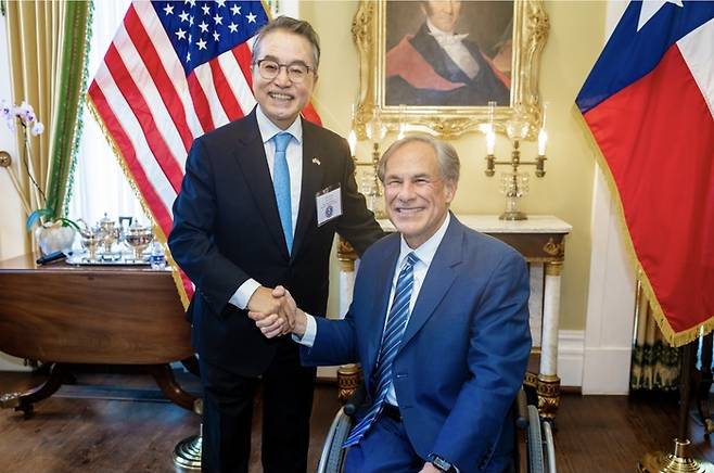 정영호 전 주휴스턴 총영사(왼쪽)와 그렉 에봇 텍사스 주지사 [본인 제공]