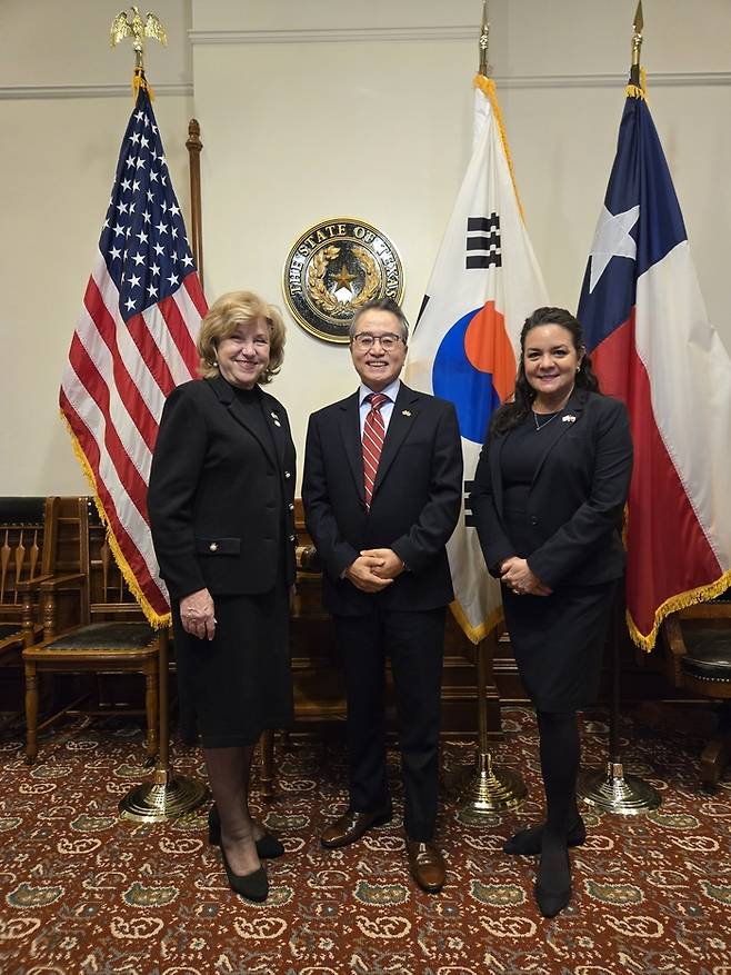왼쪽부터 제인 넬슨 텍사스주 국무장관과 정영호 전 주휴스턴 총영사, 아드리아나 크루즈 텍사스주 경제개발청장. [본인 제공]