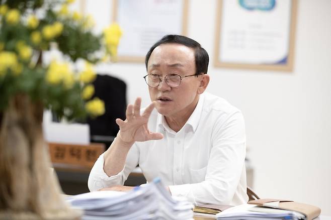 김덕현 연천군수가 '통일도시 연천'이라는 미래 비전에 대해 설명하고 있다.  연천군